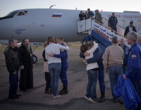 救助された乗組員と抱き合う家族たち（C）NASA / Bill Ingalls