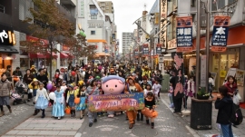 昨年の仮装パレードの様子。(画像: 小田急電鉄の発表資料より)