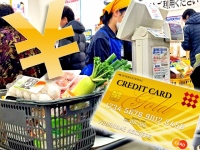 2019年10月に迫った消費増税への対策として、政府はクレジットカードなどのキャッシュレス決済を行った顧客に対してポイントによる還元を検討していることが明らかになった。