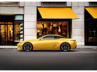 特別仕様車LEXUS LC“Luster Yellow”は、外板色にネープルスイエローコントラストレイヤリング、内装色に特別仕様車専用のラスターイエローを採用し、非日常性を演出したモデル
