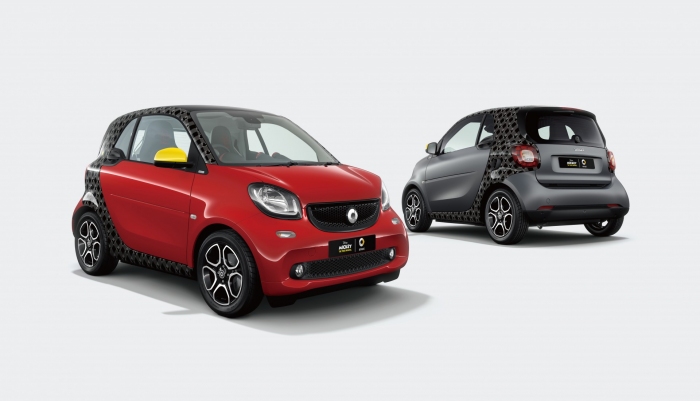 「smart fortwo edition/MICKEY THE TRUE ORIGINAL」。左がラリーレッド、右がチタニアグレー（マット）。（画像:メルセデス・ベンツ日本発表資料より）