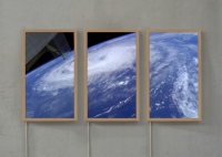 デジタル窓に映し出された地球の姿。数台を組み合わせることでより迫力のある映像が楽しめる（写真：アトモフの発表資料より）