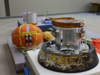 公開された回収カプセル。(c) JAXA