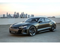 ロサンゼルスモーターショー2018でアウディが発表した全長×全幅×全高4960×1960×1380mmの軽量なEVの4ドアクーペ「Audi e-tron GT concept」