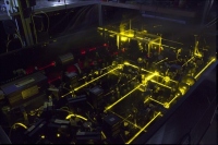 米国立標準技術研究所（NIST）が管理するイッテルビウム光格子時計 （c） NIST