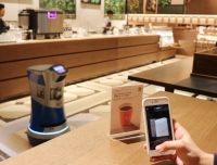 実証実験を行うスマホから注文すると、ロボットが商品を届けてくれる次世代カフェ（写真：森トラストの発表資料より）