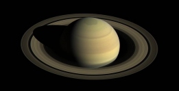 土星探査機カッシーニによって撮像された土星　（c） NASA/JPL-Caltech/Space Science Institute