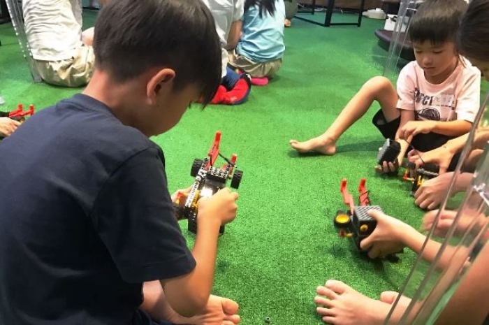 シンガポールのロボット教室で行われた体験会（写真：ヒューマンホールディングスの発表資料より）