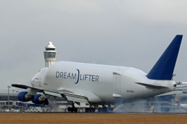 中部国際空港から米国のボーイング工場に部品を運ぶ「ドリームリフター」。(画像: 中部国際空港の発表資料より)