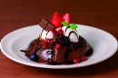 「プレミアムガーナチョコレートフォンデュパンケーキ」（写真：すかいらーくレストランツの発表資料より）