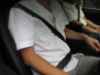 JAFと警察庁が「シートベルト着用状況全国調査」を実施。後席シートベルト着用率は一般道で38%、高速では74%。2008年、後席の着用義務から10年経過も後席着用率は半数にも至らず横ばい傾向。
