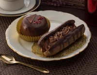 カカオ薫るエクレア(右)とカカオ薫るショコラケーキ。（画像: ファミリーマート発表資料より）