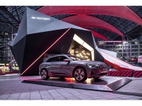 アウディは電気自動車Audi e-tronの販売開始に先立ち、“隕石”をモチーフにした展示をミュンヘン空港で実施する
