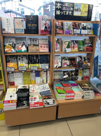 ローソンの店舗に設置された書籍販売用の棚（ローソン発表資料より）