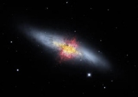 SOFIAからの撮影をもとにしたM82の合成画像 （c） NASA/SOFIA/E. Lopez-Rodriguez; NASA/Spitzer/J. Moustakas et al.