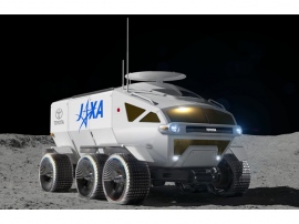 紹介された月面探査機「与圧ローバ」、全長×全幅×全高6000×5200×3800mm、小型バス程度のボディで、パワーユニットは燃料電池による電動。乗員は通常2名で、最大で4名乗車が可能。詳細は不明だが6輪による全輪駆動車か 紹介された月面探査機「与圧ローバ」、全長×全幅×全高6000×5200×3800mm、小型バス程度のボディで、パワーユニットは燃料電池による電動。乗員は通常2名で、最大で4名乗車が可能。詳細は不明だが6輪による全輪駆動車か