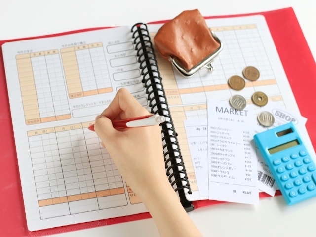 日本FP協会は全国の20代～50代の就業女性を対象に、「働く女性のくらしとお金に関する調査」をインターネットリサーチで実施。節約志向や貯蓄への意識のほか、副業への関心も見受けられた。