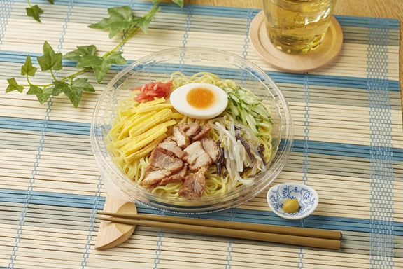 「炙り焼チャーシューの冷し中華」（写真：ファミリーマートの発表資料より）