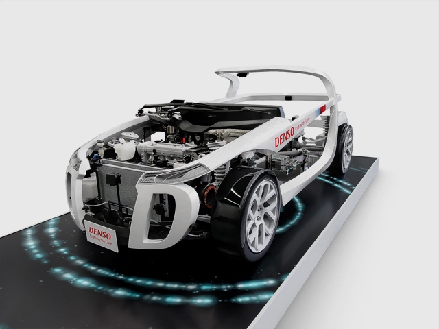 デンソーの電子部品は自動車内部のECUやインバータなど多岐にわたって配置され、トヨタ自動車グループの自動車メーカーを支える