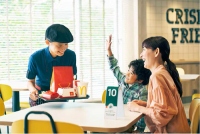 マクドナルドが静岡県内で始めた新サービス。いつでも、客のテーブルまで商品を運ぶ。（写真：日本マクドナルドの発表資料より）