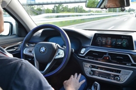 「ハンズ・オフ機能付き渋滞運転支援機能」（画像: BMWの発表資料より）