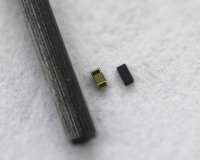 ダイオード製品写真(0.5mmのシャープペンシルの芯と比較)