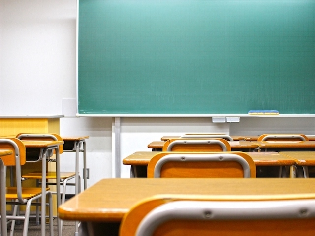 公立学校の教員は時間外勤務手当が出ない。給与に関する特別措置法があるのだ。労働基準法に基づいた働き方ができるような改正を求める署名が出されたが、部活指導や補導対応などがあり、また教師の仕事は労働時間と比例するものではないという意見もある。