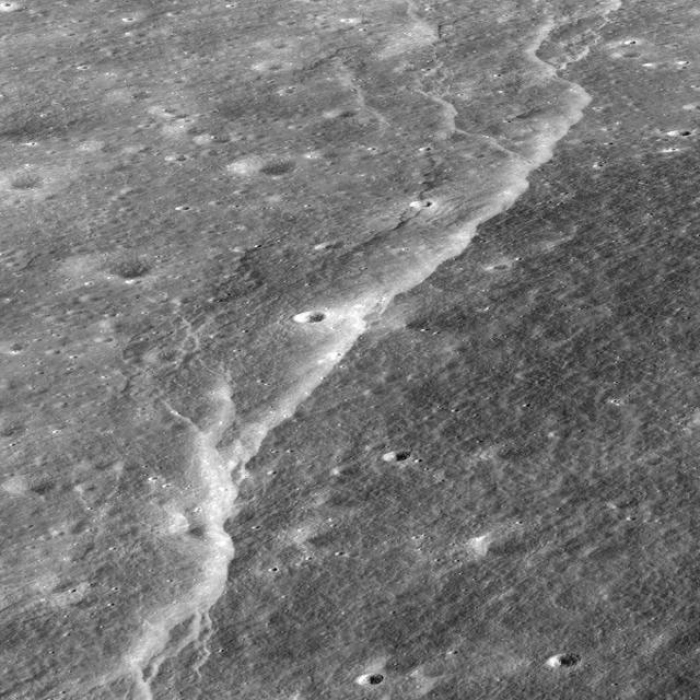 月面写真。ここにも水が存在しているのかもしれない (c) NASA
