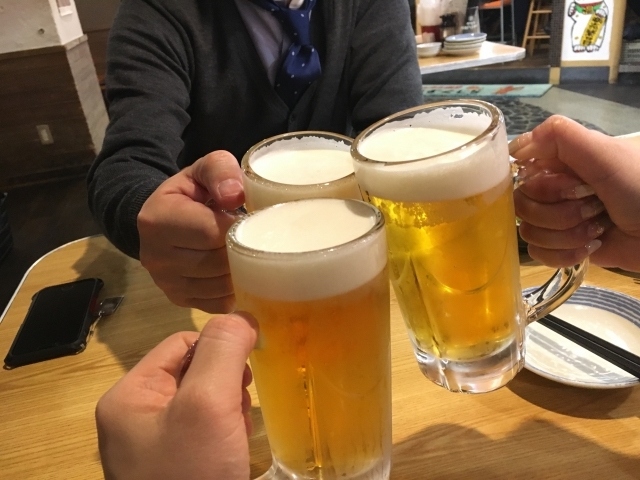 NEXERが「飲み会についてのアンケート」を実施。「飲み会が嫌い」との回答は26.1%。「親しい人のみ」が59.5%で最多。無条件に「好き」14.4。むやみに誘うと「パワハラ」ととられる可能性も。