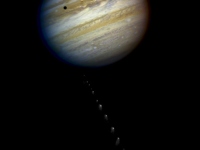 木星衝突目前のシューメーカー・レヴィ第9彗星　(c) NASA