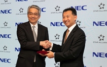 NECの山品正勝執行役員常務（左）とスターアライアンスのジェフリー・ゴーCEO。（画像: NECの発表資料より）