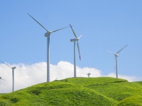 富士経済が再生可能エネルギー発電システムの国内市場を調査。2018年度の市場規模は1兆521億円。8割を占める太陽光発電は縮小傾向で推移。風力発電システムや水力発電システムは拡大傾向。