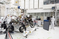 米カリフォルニア州パサデナにあるNASAの施設でMars 2020のローバーのテストを行う様子 (c) NASA/JPL-Caltech