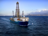 南大西洋深海の地質調査のためにハワイを出発する深海掘削船「JOIDES・リゾリューション」（c） International Ocean Discovery Program