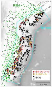 解析地域と大きめの地震（大きな丸：赤＝極めて似ている、オレンジ＝良く似ている、黒と灰色＝その他）、観測点（緑の小さな丸）の分布を表す図。極めて似ている地震とよく似ている地震は陸地のそばに多い。（画像:東京大学発表資料より）