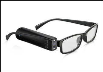 「OrCam MyEye2（オーカムマイアイ2）」の装着イメージ。（画像：オーカムテクノロジーズの発表資料より）