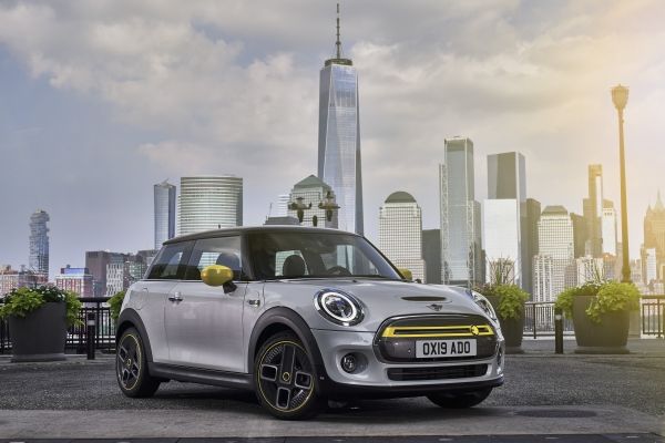 「MINIクーパーS E」（画像: BMWの発表資料より）