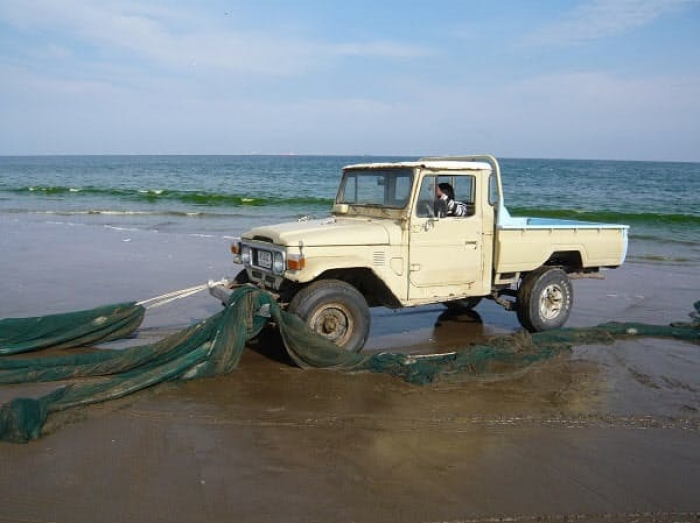 50年以上経っても現役の40系（UAEの漁村）。（画像:トヨタ自動車発表資料より）