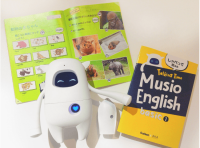 英語学習AIロボット「ミュージオ」と教材（AKAの発表資料より）