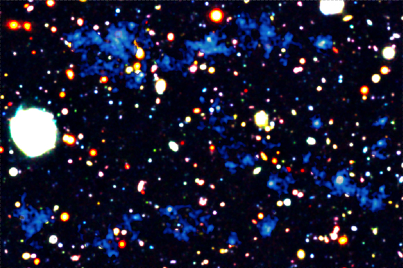 発見された宇宙網の画像（青い部分が水素ガス）。（画像:理化学研究所発表資料より）