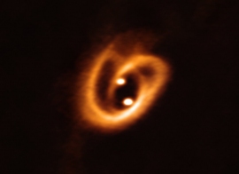 結び目状をした複数の星周円盤が連星系を囲む様子 （c） ALMA （ESO/NAOJ/NRAO）, Alves et al.