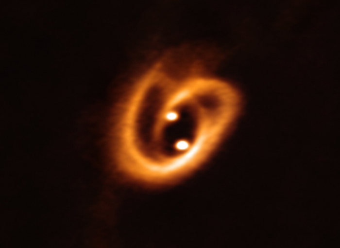 結び目状をした複数の星周円盤が連星系を囲む様子 （c） ALMA （ESO/NAOJ/NRAO）, Alves et al.