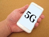 矢野経済研究所が5Gの世界市場を調査。2018年に5G商用化仕様が策定。18年、中国の携帯契約数は15.8億万契約