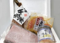 日本エンタープライズ＜４８２９＞（東１）の子会社で、 ＩＴによる鮮魚流通の拡大に取り組む、いなせり株式会社（本社：東京都渋谷区）は、一般消費者向けＥＣマーケット『いなせり市場』で豊洲仲卸厳選の食材を毎月１回届ける「豊洲直送便 海鮮お楽しみ月額パック」（６，４８０円／税込み・送料込み）のサービスを開始した。
