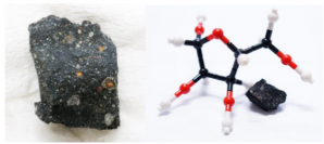左：糖が検出されたマーチソン隕石。右：リボースの構造模型とマーチソン隕石。（Credit: Yoshihiro FURUKAWA）