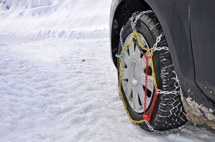 雪道の安全運転にはタイヤチェーンが大切である。