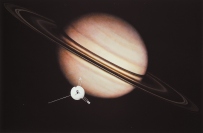 土星の近くを通るパイオニア11号のイメージ図。(c) NASA Ames