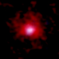アルマ望遠鏡で観測した18個の銀河の炭素ガスのデータを重ね合わせ（赤色で表示）、ハッブル宇宙望遠鏡による銀河の星の分布画像（青色で表示）と合成した画像。炭素ガスが星の分布よりも大きく外側まで広がっていることがわかる。(c) ALMA (ESO/NAOJ/NRAO), NASA/ESA Hubble Space Telescope, Fujimoto et al.