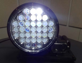 軽量の小型光探索システム。山岳遭難者の発見に有効(写真:近畿大学の発表資料より) 軽量の小型光探索システム。山岳遭難者の発見に有効(写真:近畿大学の発表資料より)