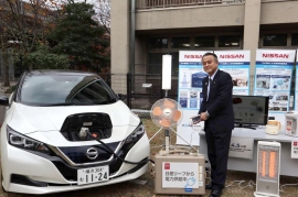 横浜市役所で行われた小林副市長による給電デモンストレーション（画像: 日産自動車発表資料より）